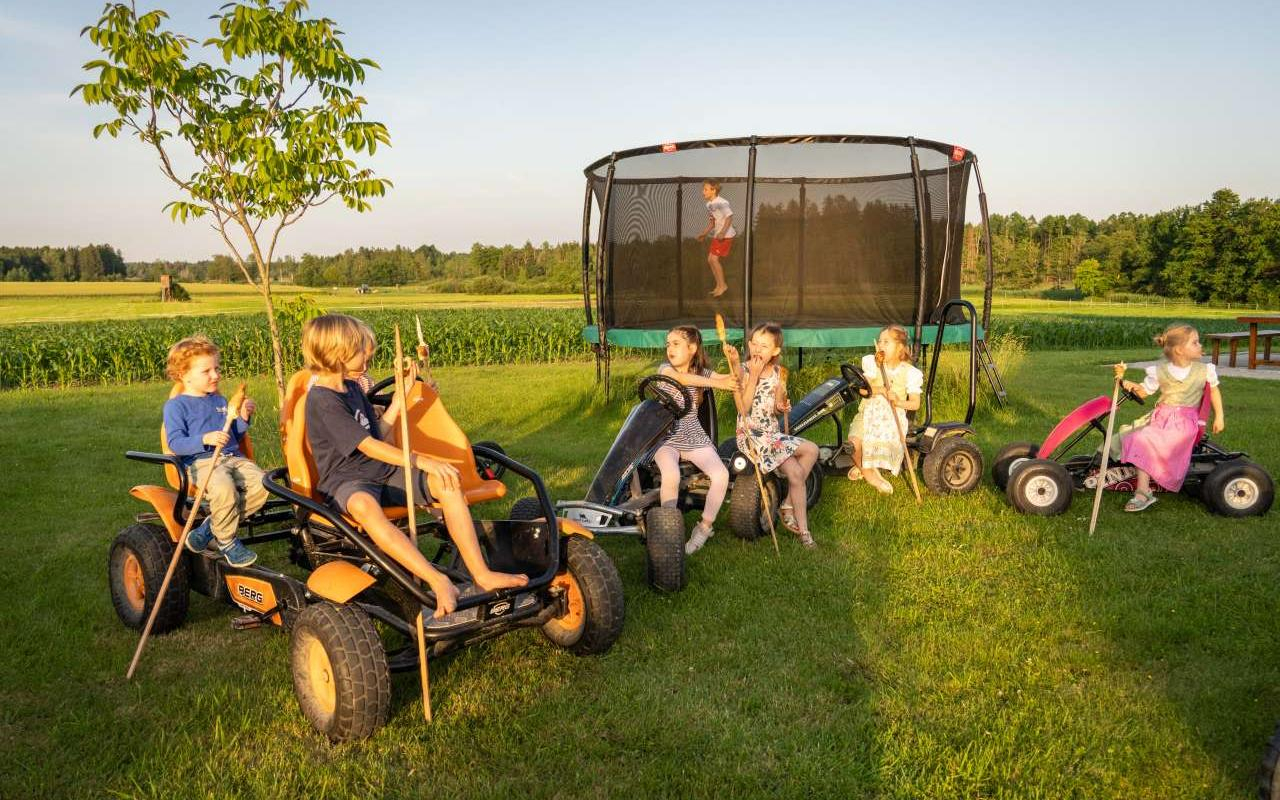 Familienurlaub am Hagerhof - Kinder spielen auf der Wiese vor dem Trampolin