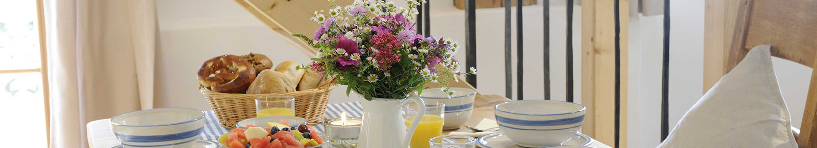 chiemsee header quali Ein gedeckter Tisch mit Frühstück am Chiemsee Bauernhof