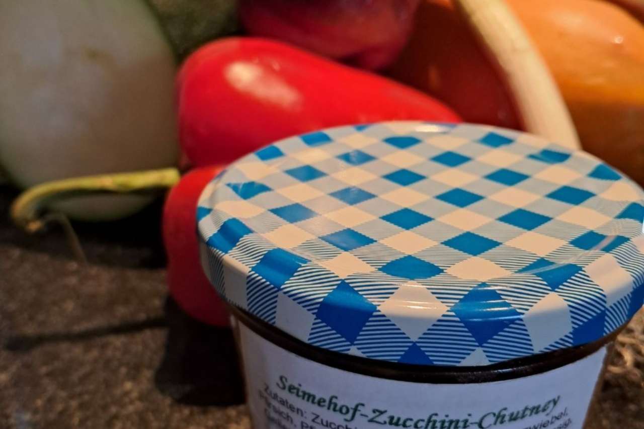Frisches Gemüse  vom Hof und ein Glas selbstgemachtes Chutney