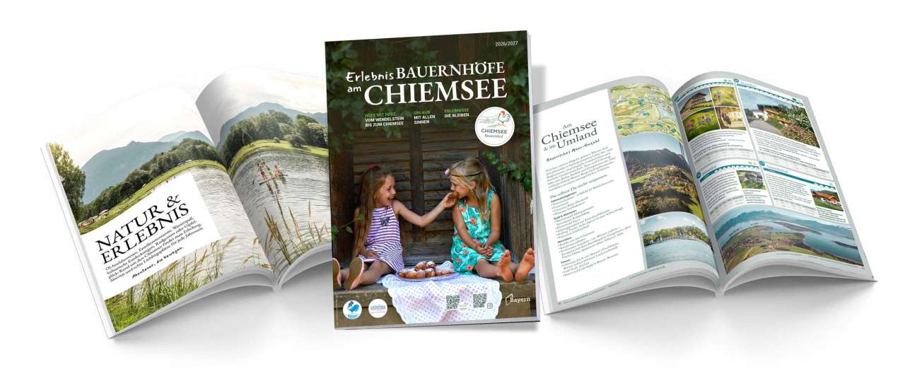 Ein Stapel mit Exemplaren des Chiemsee Bauernhof Katalogs