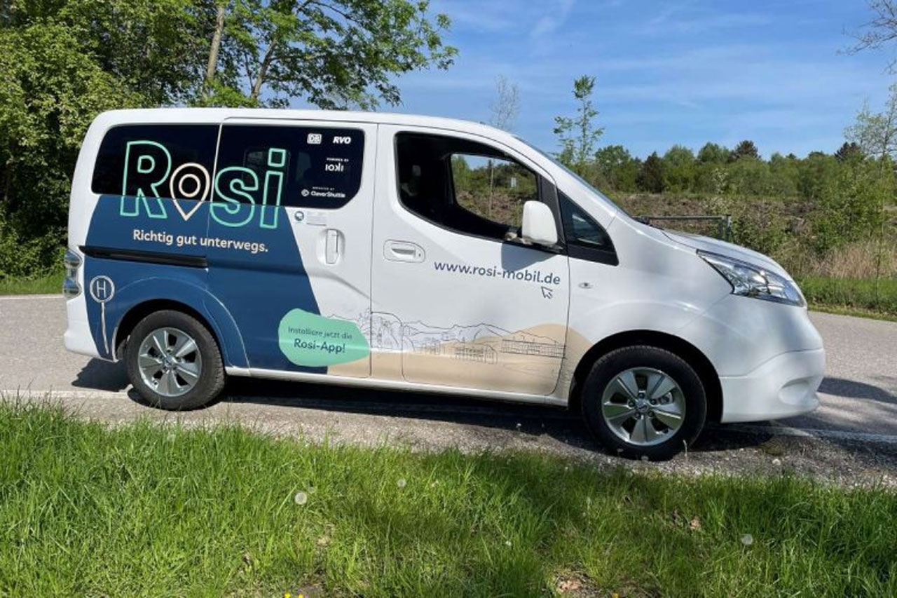 Das Bild zeigt das Rosi-Mobil, einen PKW für bequeme On-Demand Fahrten am Chiemsee