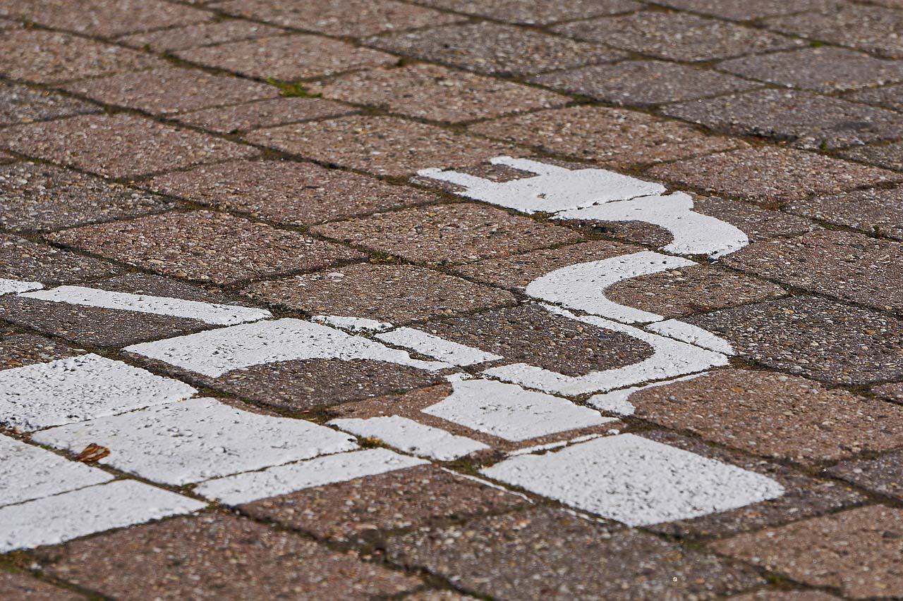 Ein Parkplatz mit einem Ladesymbol für Elektroautos