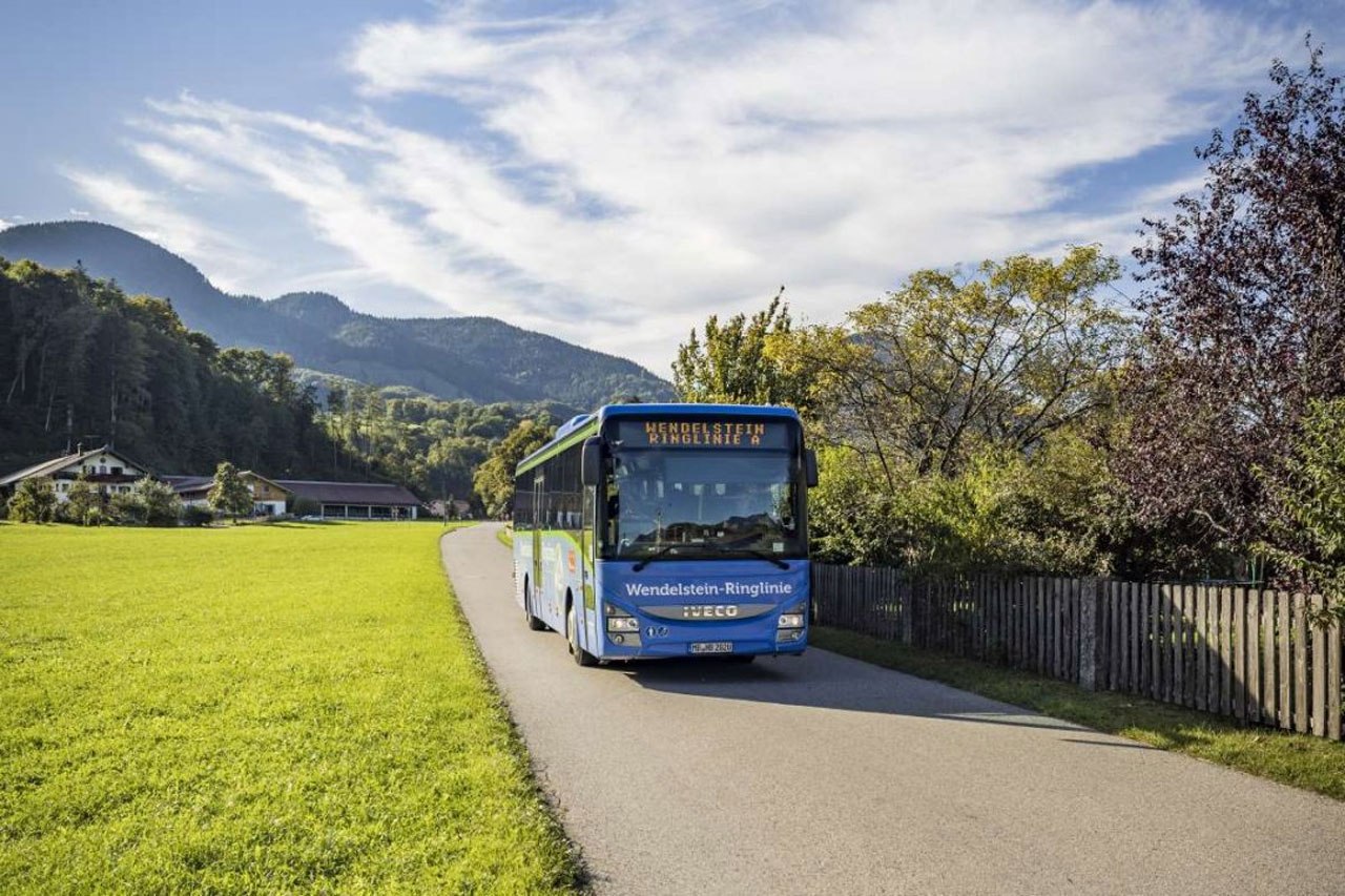 Wendelstein Ringlinie - Busservice von Mai bis Oktober - das Bild zeigt den Bus im Wendelsteingebiet