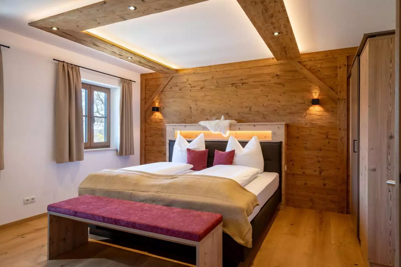 bauernhof-christina-stefan-lechner-knogl-1-vogdareuth-04-2025-ferienwohnung-bergblick-schlafzimmer-1