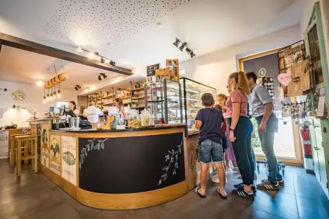 2_chiemsee_erlebnisbauernhof_kuchenvitrine_c_chiemsee_alpenland_tourismus_thomas_kujat