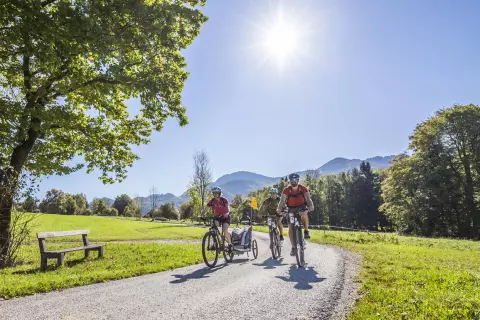 02_chiemsee-bauernhoefe_radfahren