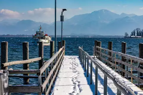 chiemsee_erlebnisbauernhof_chiemsee_schifffahrt_im_winter_c_chiemsee_alpenland_tourismus_max_baudrexl