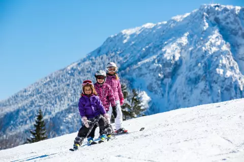 02_chiemsee-bauernhoefe_skifahren