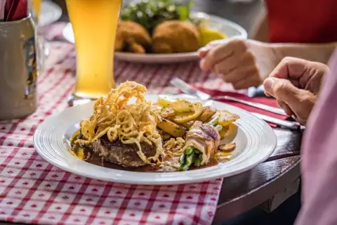 chiemsee_erlebnisbauernhof_rosenheim_zwiebelrostbraten_c_chiemse_alpenlan_tourismus_thoma_kujat