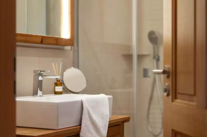 bauernhof-christina-stefan-lechner-knogl-1-vogdareuth-04-2025-ferienwohnung-bergblick-badezimmer-1