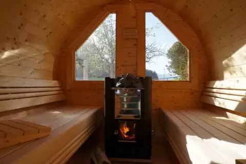 chiemsee_erlebnisbauernhoefe_wellness_seimehof_fasssauna_saunaofen