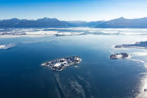 03_chiemsee-bauernhoefe_chiemsee-winter_schloss