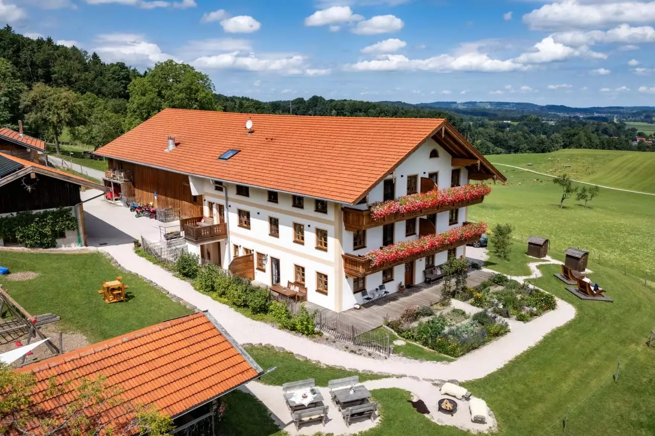 schleipfnerhof-schleipfen-1-bernau-am-chiemsee-07-2025-haus-aussen-drohne-3