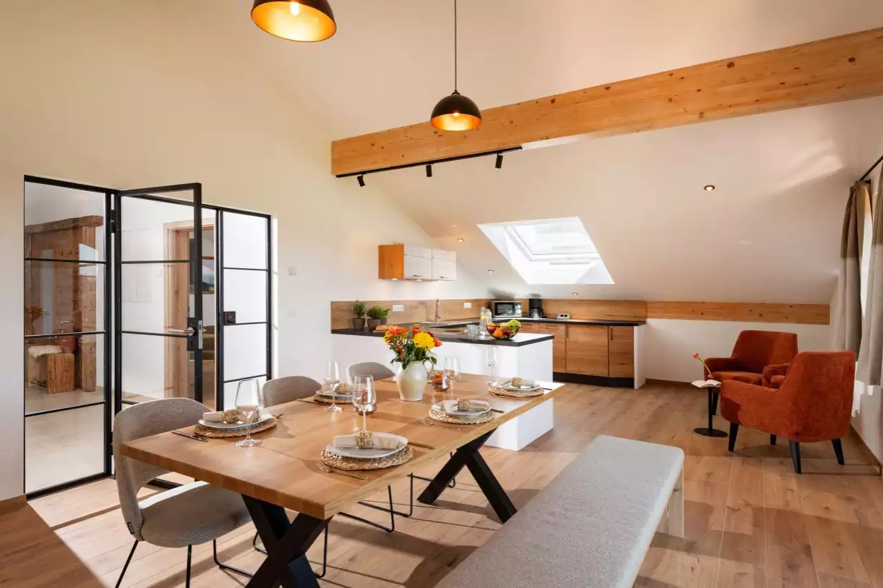 bauernhof-christina-stefan-lechner-knogl-1-vogdareuth-04-2025-ferienwohnung-seeblick-wohnraum