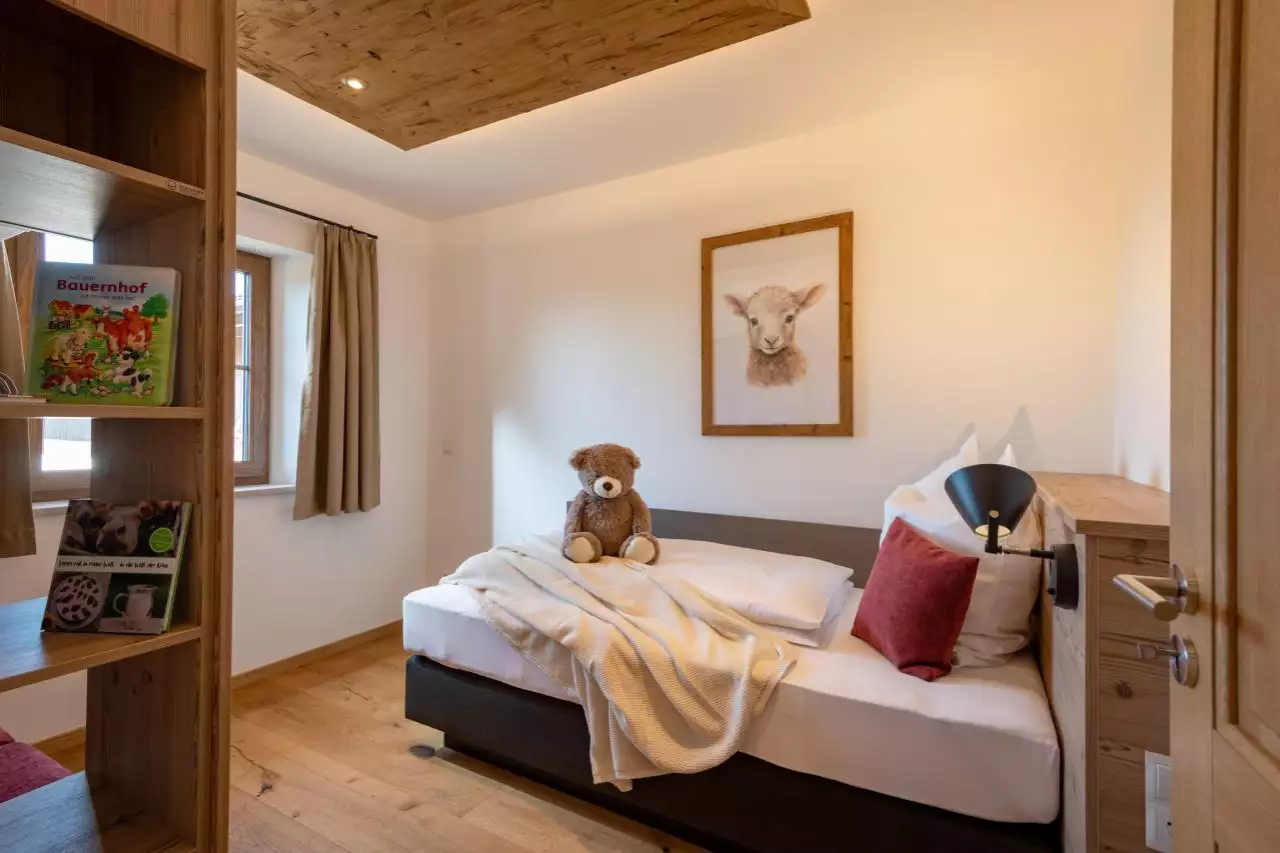 bauernhof-christina-stefan-lechner-knogl-1-vogdareuth-04-2025-ferienwohnung-bergblick-kinderzimmer