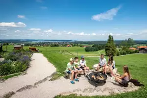 09-schleipfnerhof-schleipfen-1-bernau-am-chiemsee-07-2025-kinder-grillen-3