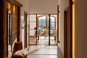 bauernhof-christina-stefan-lechner-knogl-1-vogdareuth-04-2025-ferienwohnung-seeblick-gang-wohnraum-1