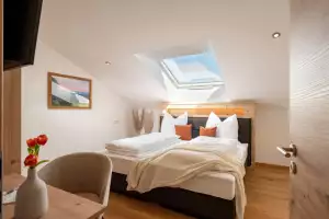 bauernhof-christina-stefan-lechner-knogl-1-vogdareuth-04-2025-ferienwohnung-seeblick-schlafzimmer