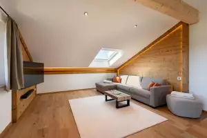 bauernhof-christina-stefan-lechner-knogl-1-vogdareuth-04-2025-ferienwohnung-seeblick-wohnraum-couch