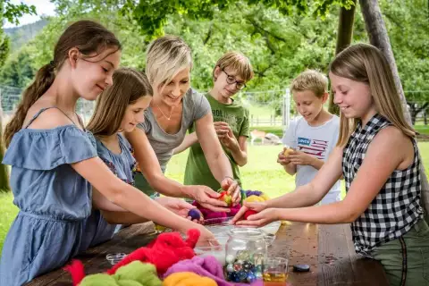 chiemsee_erlebnisbauernhof_hoferlebnisse_hanznhof_basteln_am_hof