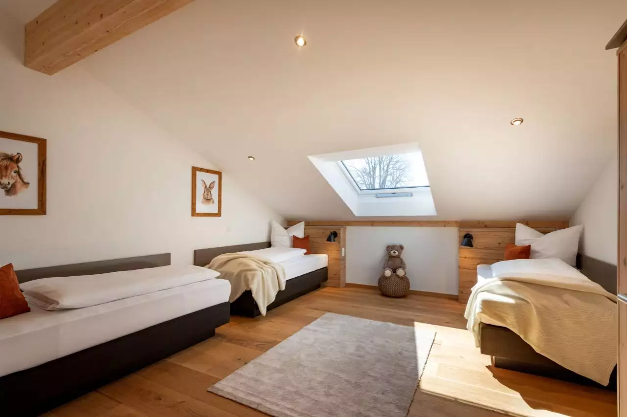 bauernhof-christina-stefan-lechner-knogl-1-vogdareuth-04-2025-ferienwohnung-seeblick-dreibettzimmer