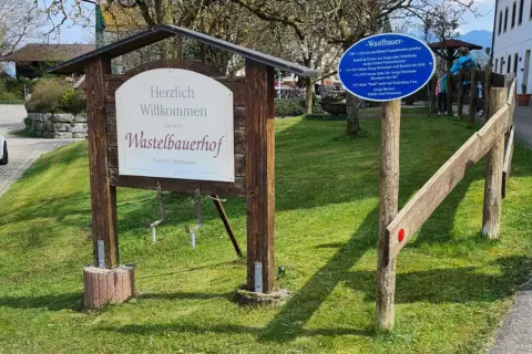 chiemsee_bauernhof_rosenheimer-land_chiemseealpenapp_wanderung_wachtelbauerhof_schild