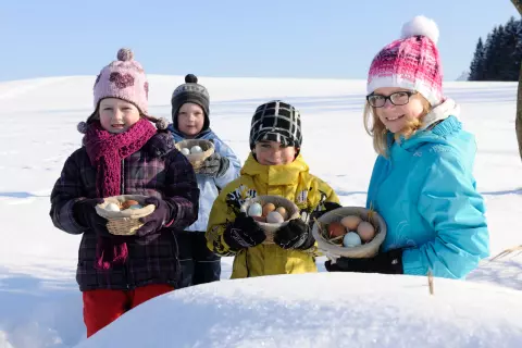 05_chiemsee-bauernhof-kinder-im-schnee