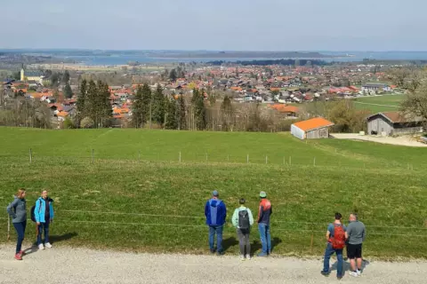 chiemsee_bauernhof_rosenheimer-land_chiemseealpenapp_wanderung_wachtelbauerhof_tour_mit_panoramablick_wandern