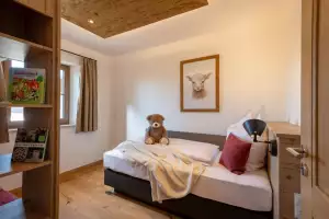 bauernhof-christina-stefan-lechner-knogl-1-vogdareuth-04-2025-ferienwohnung-bergblick-kinderzimmer