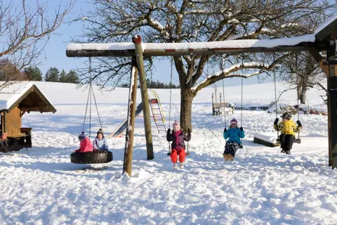 06_chiemsee-bauernhof_winter-spielplatz