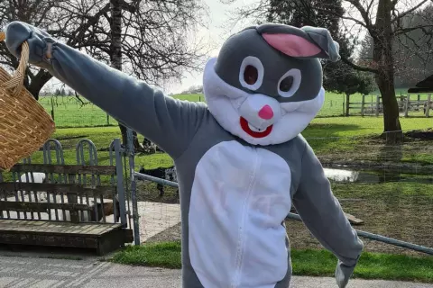 chiemsee_bauernhof_hanznhof_besuch_osterhase_gaestekinder_korb