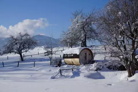 chiemsee_erlebnisbauernhof_hofgeschichten_wellness_seimehof_fasssauna_winter