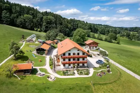 00_schleipfnerhof_bernau_am_chiemsee_hausansicht