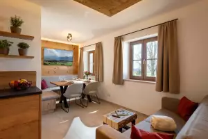 bauernhof-christina-stefan-lechner-knogl-1-vogdareuth-04-2025-ferienwohnung-bergblick-kueche-esstisch