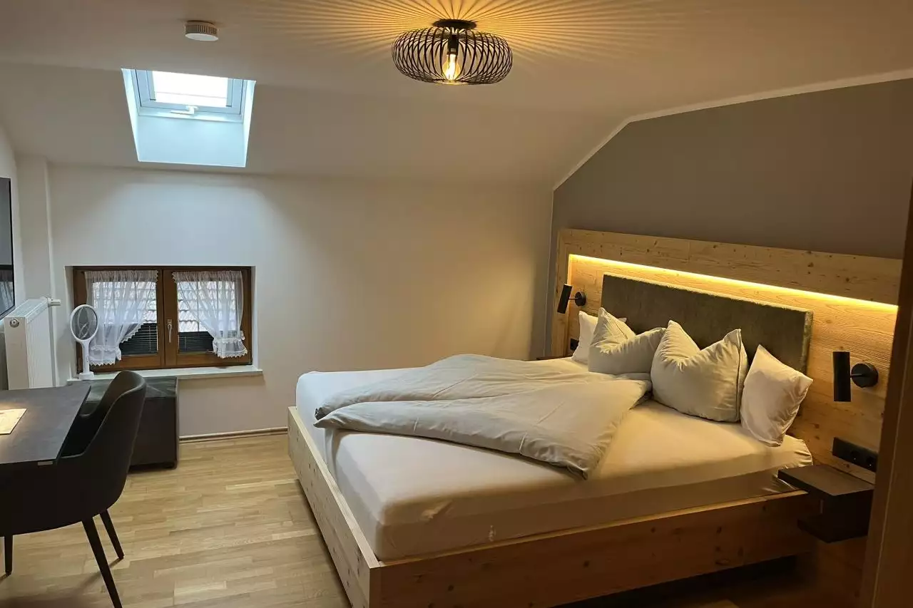 dd468836-4cef-4426-b2d0-1917ea2b4c5b-1-102-o