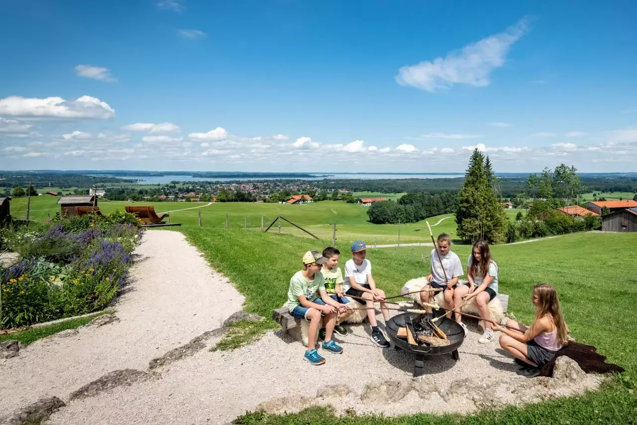 09-schleipfnerhof-schleipfen-1-bernau-am-chiemsee-07-2025-kinder-grillen-3