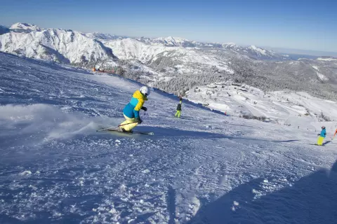 01_chiemsee-bauernhoefe_skifahren