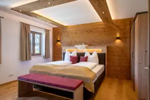 bauernhof-christina-stefan-lechner-knogl-1-vogdareuth-04-2025-ferienwohnung-bergblick-schlafzimmer-1