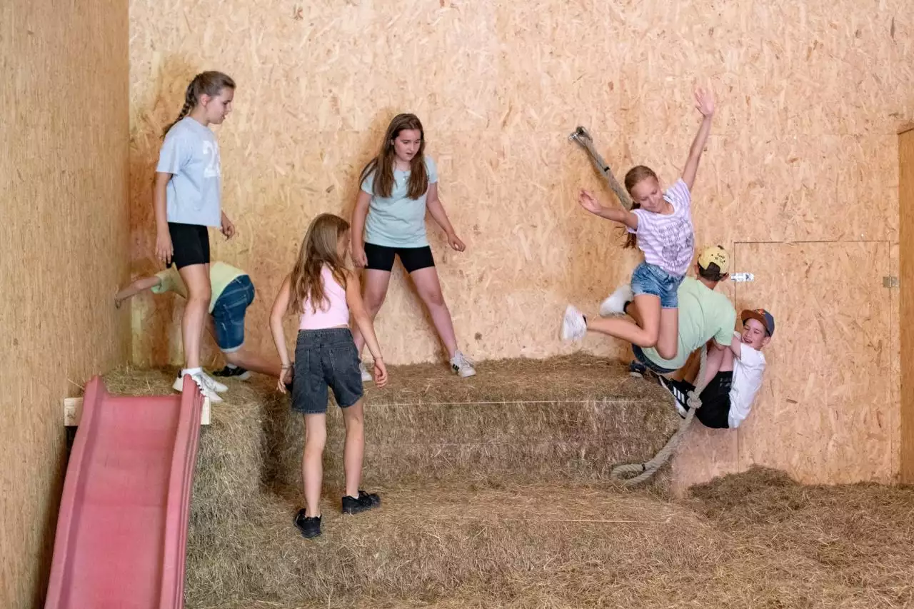 13-schleipfnerhof-schleipfen-1-bernau-am-chiemsee-07-2025-kinder-spielraum-1